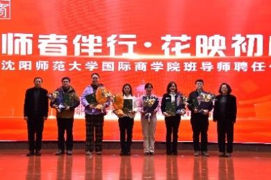 一群穿着红色衣服的人站在一起  AI 生成的内容可能不正确。